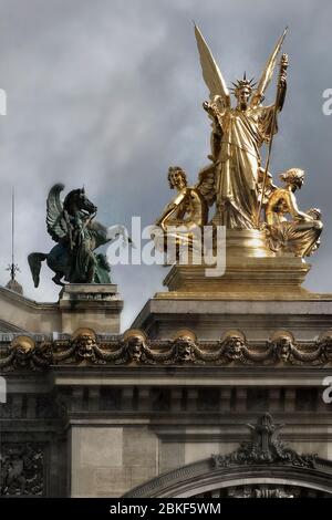 Liberty-Dachskulptur von Charles Gumery und Fassade, Opera Garnier, Paris, Frankreich, plus Dachskulptur 'Pegasus' von Lequesne, Ile-de-France, Paris. Ort Stockfoto