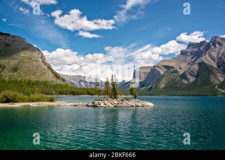 Lake Minnewanka im Banff National Park, Alberta, Rocky Mountains, Kanada Stockfoto
