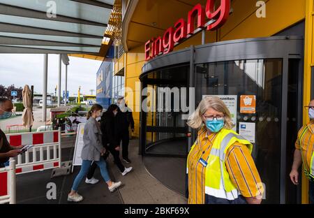 Dresden, Deutschland. Mai 2020. Ein IKEA-Mitarbeiter steht mit einem Mundschutz vor dem Eingang und beobachtet den Eintritt der Kunden. Ab heute dürfen Möbelhäuser im Freistaat wieder geöffnet werden, unabhängig von ihrer Größe. Quelle: Robert Michael/dpa-Zentralbild/dpa/Alamy Live News Stockfoto