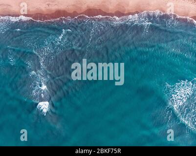 Meer mit tiefem türkisfarbenem Wasser wäscht Sand. Nahaufnahme, Dron-Luftaufnahme von oben Stockfoto