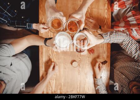 Flach liegend Foto. Männer Hände schließen sich an der Bar mit einem Glas Bier. Draufsicht Stockfoto