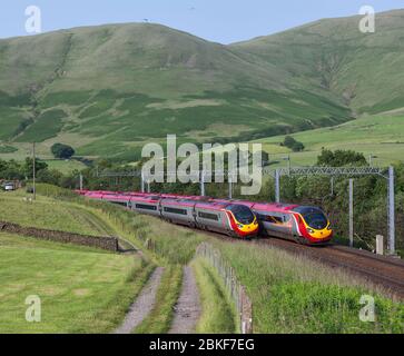 2 Virgin Trains Alstom-Baureihe 390 Pendolino-Kippzüge fahren auf der Westküstenlinie in Cumbria Stockfoto