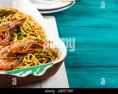 Linguine Pasta mit Tigergarnsauce in weißem Gericht Stockfoto