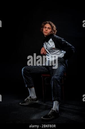 Porträt einer attraktiven jungen Frau in stilvoller Kleidung Stockfoto