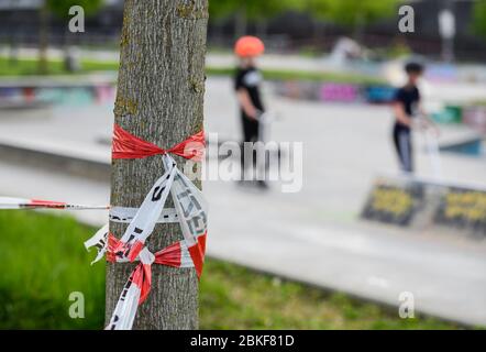 04. Mai 2020, Hessen, Frankfurt/Main: Zwei Kinder Rollen durch den Skater-Parcours im Osthafenpark. Die Sperre wird langsam verringert. Kinderspielplätze sind wieder geöffnet. Es gelten jedoch weiterhin strenge Hygienevorschriften, deren Einhaltung überwacht werden sollte. Foto: Andreas Arnold/dpa Stockfoto