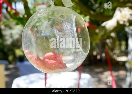 Schmutz in einem Glas hängenden Topf im Freien bei einer Veranstaltung, Stockfoto