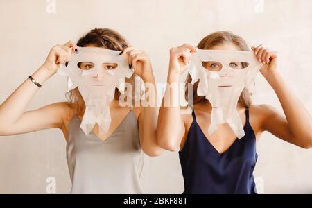 Schöne Mädchen verwenden Verjüngung Gesichtsmaske Hautpflege. Konzept Gesichtsbehandlung Spa Verfahren Blatt. Stockfoto