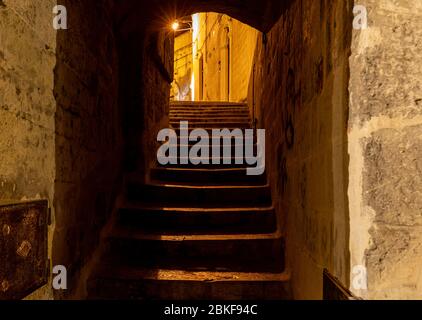 Typische gepflasterte Treppen in einer Seitenstraße, in der Sassi di Matera, einem historischen Viertel der Stadt Matera, liegt. Basilikata. Italien Stockfoto