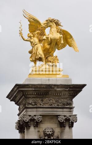 Vergoldete Bronzestatue des Ruhmes, geflügeltes Pferd, Pont Alexandre III, Paris, Frankreich Stockfoto