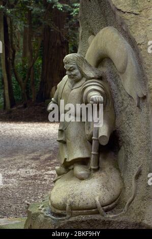 Tsukahara bokuden, Steinstatue, Kashima-jingu, Japan. Wrestling a Wels..Es gibt eine Geschichte von einem Teich, in dem lebte ein Wels（鯰, Namazu）Es war Stockfoto