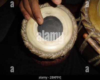 Indische klassische Trommeln - Tabla - gespielt, mit Bewegungsunschärfe Stockfoto