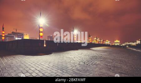 Panoramablick auf die beleuchtete Stadtmauer von Xian bei Nacht, Farbgebung angewendet, China. Stockfoto