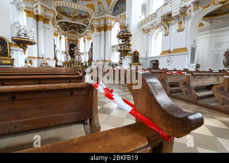 Wiblingen, Deutschland. Mai 2020. Sperrbänder markieren die Sperrflächen in der Basilika im Kloster Wiblingen. Quelle: Felix Kästle/dpa/Alamy Live News Stockfoto