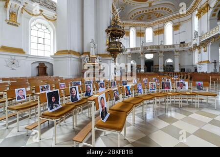 Wiblingen, Deutschland. Mai 2020. Dutzende Fotos von Pfarrkindern sind an den Stühlen vor dem Altar angebracht. Im hinteren Bereich der Basilika des Klosters Wiblingen markieren Sperrbänder die Sperrflächen. Quelle: Felix Kästle/dpa/Alamy Live News Stockfoto