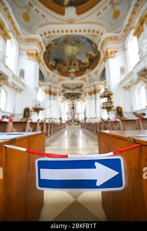 Wiblingen, Deutschland. Mai 2020. Ein Richtungspfeil zeigt die Bewegungsrichtung in der mit Sperrbändern ausgestatteten Basilika im Kloster Wiblingen. Quelle: Felix Kästle/dpa/Alamy Live News Stockfoto