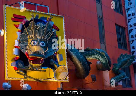 Osaka / Japan - 1. Oktober 2017: Riesiges Drachenzeichen an der Wand des berühmten Ramen-Restaurants Kinryu in Dotonbori, Namba in Osaka, Japan Stockfoto