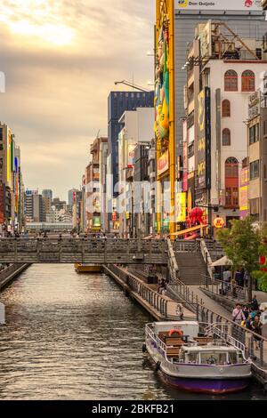 Osaka / Japan - 1. Oktober 2017: Dotonbori Kanal im Zentrum von Osaka, Unterhaltungsviertel und eines der wichtigsten touristischen Ziele in Osaka, Japan Stockfoto