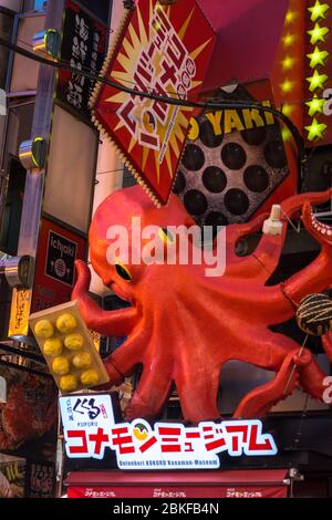 Osaka / Japan - 1. Oktober 2017: Takoyaki Restaurant in Dotonbori Gegend von Osaka. Octopus symbolisiert lokale Delikatesse - Takoyaki, ein Ball-förmigen Snack verrückt Stockfoto