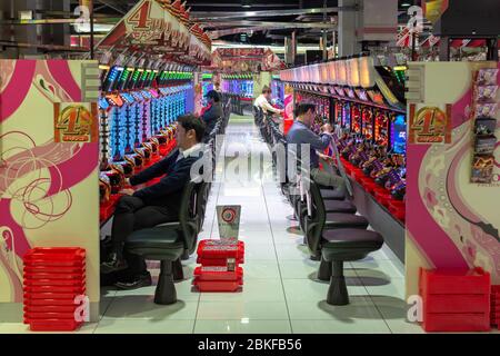 Osaka / Japan - 6. Oktober 2017: Menschen spielen auf Pachinko Spielautomaten in Osaka, Japan Stockfoto