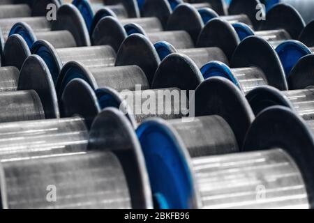 Stahldraht, Aluminium auf Rollen in der industriellen Fertigung für die Metallbearbeitung. Stockfoto