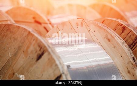 Stahldraht, Aluminium auf Rollen in der industriellen Fertigung für die Metallbearbeitung. Stockfoto