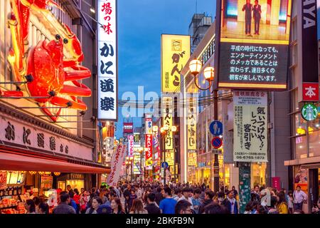 Osaka / Japan - 14. Oktober 2017: Riesige Menschenmenge vor dem berühmten Kani Doraku Restaurant in der beliebten Dotonbori Straße, Osaka, Japan Stockfoto