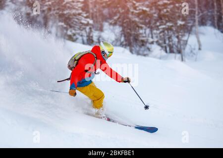 Mann Sportler Bergski Fahrten auf weichen Schnee Spur in Wäldern, Brust Action-Kamera. Extreme Konzept Stockfoto