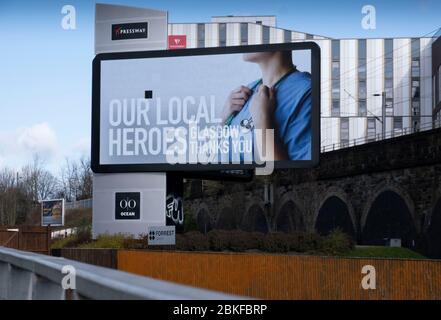 Informationstafeln entlang der Glasgow Schnellstraße während der Covid-19-Sperre. Stockfoto