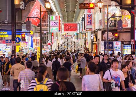 Osaka / Japan - 1. Oktober 2017: Lebhafte Fußgängerzone Dotonbori Straße im Zentrum von Osaka, bekannt für seine vielen Restaurants und Geschäfte. Es ist eines der wichtigsten Stockfoto