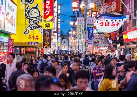 Osaka / Japan - 1. Oktober 2017: Lebhafte Fußgängerzone Dotonbori Straße im Zentrum von Osaka, bekannt für seine vielen Restaurants und Geschäfte. Es ist eines der wichtigsten Stockfoto