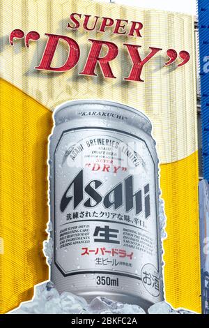 Osaka / Japan - 7. Dezember 2017: Asahi Super Dry Neon Werbeplakat in der beliebten Touristengegend von Dotonbori in Osaka, Japan Stockfoto