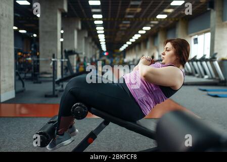 Übergewicht Frau tun Übung auf der Presse, Fitness-Studio Stockfoto
