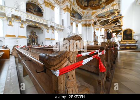 Wiblingen, Deutschland. Mai 2020. Sperrbänder markieren die Sperrflächen in der Basilika im Kloster Wiblingen. Quelle: Felix Kästle/dpa/Alamy Live News Stockfoto