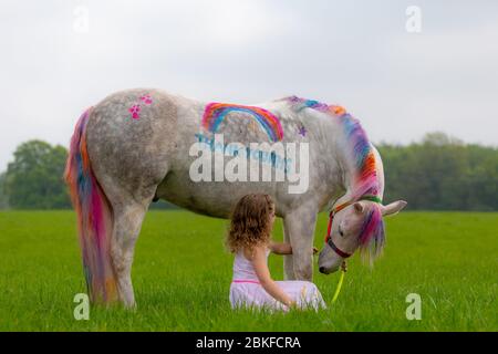 Bridgnorth, Shropshire, Großbritannien. Mai 2020. Die 8-jährige Amber Price aus Bridgnorth mit ihrem New Forest Pony, Bär. Bear wurde mit einem "Dankeschön" an den NHS mit spezieller Ponyfarbe bemalt. Quelle: Peter Lopeman/Alamy Live News Stockfoto