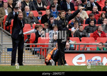 Harry Redknapp (Portsmouth Manager, links) und Tony Adams (Portsmouth Assistant Manager) zeigen beide. West Bromwich Albion Gegen Portsmouth. FA Cup Semi Stockfoto