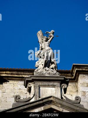 St. Sebastian (c. 256-288 N. CHR.). Frühchristlicher heiliger und Märtyrer. Statue, die die neoklassische Fassade der Pfarrkirche San Sebastian de Soreasu krönt, die im 18. Jahrhundert von Ventura Rodriguez erbaut wurde. Azpeitia, Baskenland, Spanien. Stockfoto