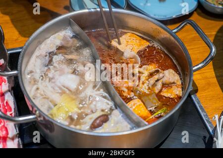 Maßgeschneiderte Kombination Topf mit kochenden heißen Suppen, einem würzigen Geschmack und einem Pilz Geschmack. Stockfoto