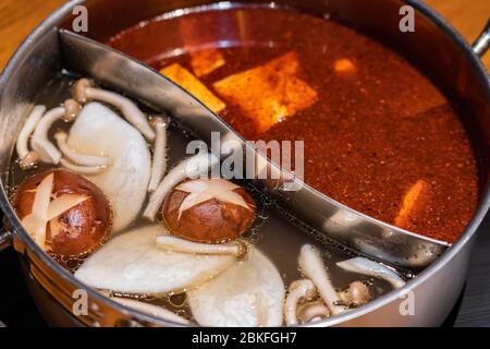 Speziell für Suppenbasis Combo Option gemacht, um zwei Geschmacksrichtungen würzig und Pilz von heißen Bouillon haben. Stockfoto