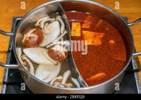 Speziell für Suppenbasis Combo Option gemacht, um zwei Geschmacksrichtungen würzig und Pilz von heißen Bouillon haben. Stockfoto