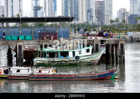 Fischerboote, die am Fischmarkt, Panama City, Panama, festgemacht sind Stockfoto