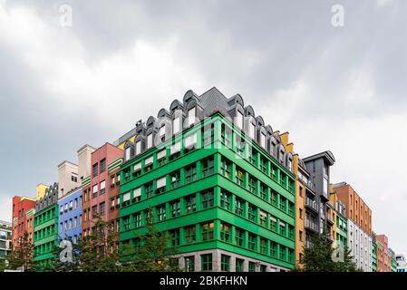 Berlin, Deutschland - 29. Juli 2019: Bunte Wohngebäude im Quartier Schutzenstraße, entworfen vom italienischen Architekten Aldo Rossi Stockfoto