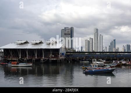 Fischerboote, die am Fischmarkt, Panama City, Panama, festgemacht sind Stockfoto