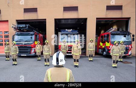 Leeds Green Beobachten Sie Feuerwehrleute beobachten eine Schweigeminute vor der Leeds Fire Station in Kirkstall Rd, in Erinnerung an ihre Kollegen, die ihr Leben in der Dienstlinie verloren haben. Stockfoto