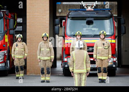 Leeds Green Beobachten Sie Feuerwehrleute beobachten eine Schweigeminute vor der Leeds Fire Station in Kirkstall Rd, in Erinnerung an ihre Kollegen, die ihr Leben in der Dienstlinie verloren haben. Stockfoto