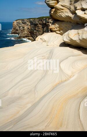 Royal National Park Küste Sandsteinfelsen und Wasser mit Sandsteinmuster im Vordergrund Stockfoto