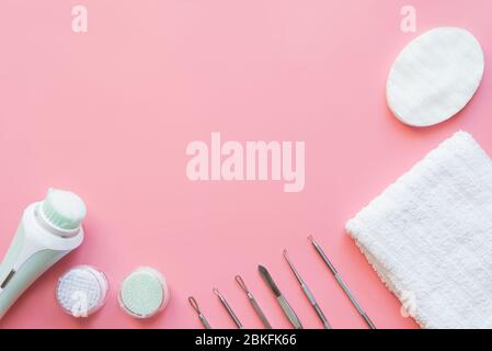 Werkzeuge des Kosmetologen für Problemhaut auf rosa Papierhintergrund. Stockfoto
