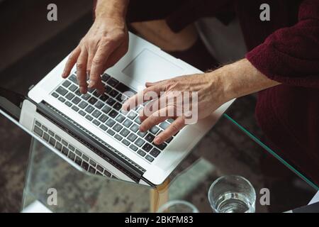 Arbeiten von zu Hause aus. Senior Mann während der Quarantäne, zu erkennen, wie wichtig zu Hause bleiben während des Virus Ausbruch. Konzept der Sperrung von Coronavirus, Selbstisolierung, Gesundheit, Sicherheit, Schutz. Stockfoto