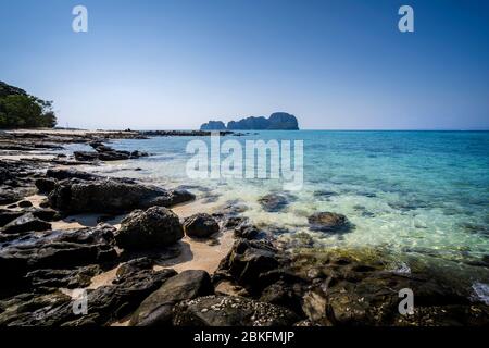 Phi Phi, Thailand - 25. Dezember 2019: Rocky Bamboo Beach, Maya Bay Phi Phi Island, Krabi Province, Thailand, Südostasien, Asien Stockfoto