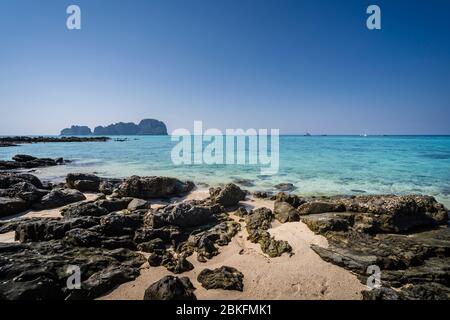 Phi Phi, Thailand - 25. Dezember 2019: Rocky Bamboo Beach, Maya Bay Phi Phi Island, Krabi Province, Thailand, Südostasien, Asien Stockfoto