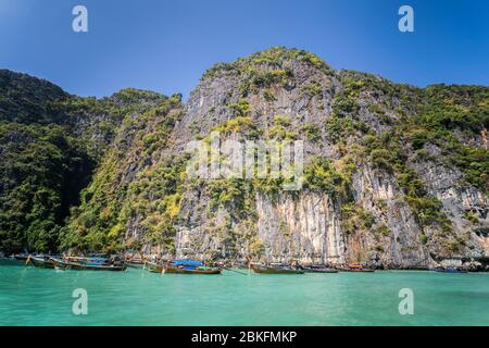 Phi Phi, Thailand - 25. Dezember 2019: Maya Bay 'der Strand' mit Langschwanzbooten und Touristen, Phi Phi Lay Island, Krabi Provinz, Thailand, Southeas Stockfoto